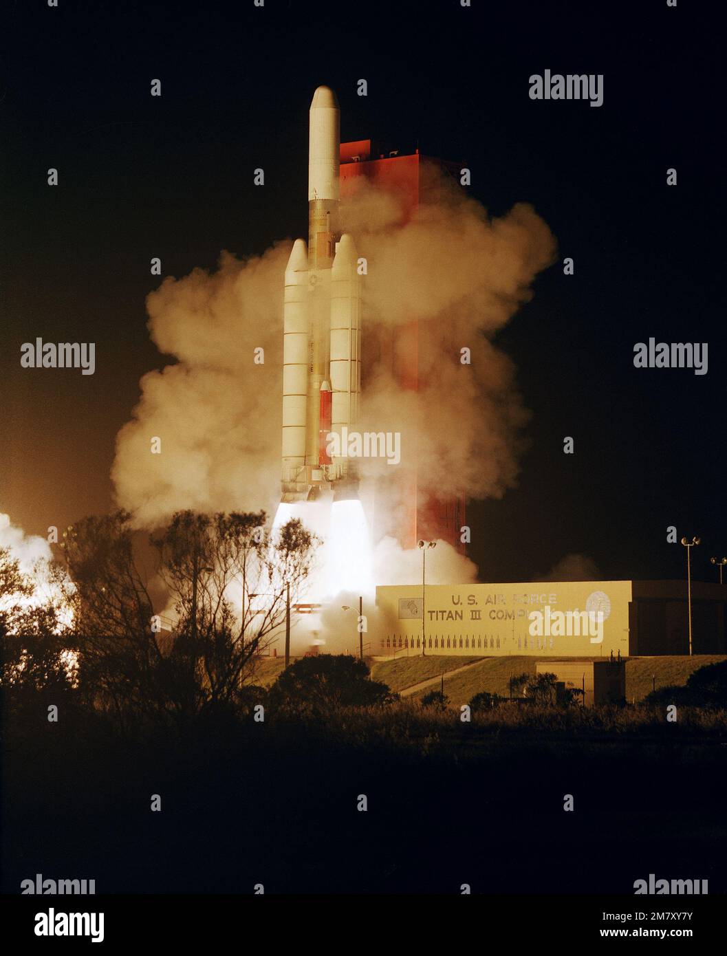 Un véhicule de lancement Titan III 34D/Inertial Upper Stage (IUS), portant un SRCS-II et un SRCS-III (système de communications par satellite de défense), se lève du complexe 40 à 12 h 05 Base: Cape Canaveral Air Force Station État: Floride (FL) pays: États-Unis d'Amérique (USA) Banque D'Images