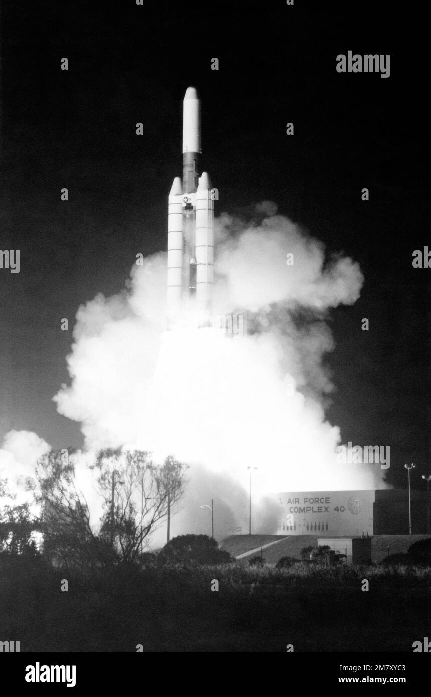 Un véhicule Titan 34D/IUS (étage supérieur inertiel) transportant deux satellites de communications militaires, un SRSC-II et un SRSC-III, est lancé à 12 h 05 Base: Cape Canaveral État: Floride (FL) pays: Etats-Unis d'Amérique (USA) Banque D'Images