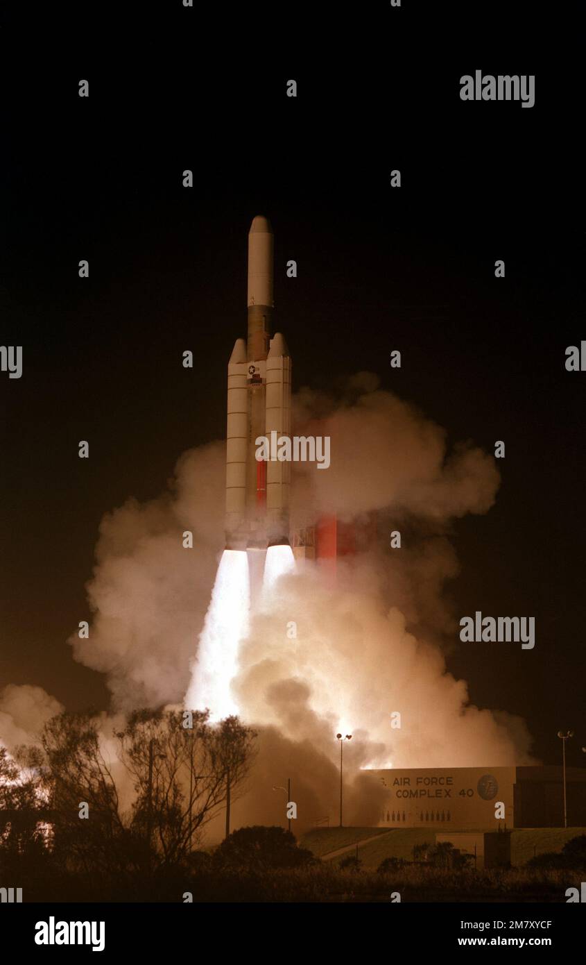 Deux satellites de communications militaires, un satellite DSCS-II et un satellite DSCS-III, sont lancés à bord d'un véhicule de lancement Titan 34D/IUS au complexe de lancement spatial 40. Base: Kennedy Space Center État: Floride (FL) pays: Etats-Unis d'Amérique (USA) Banque D'Images