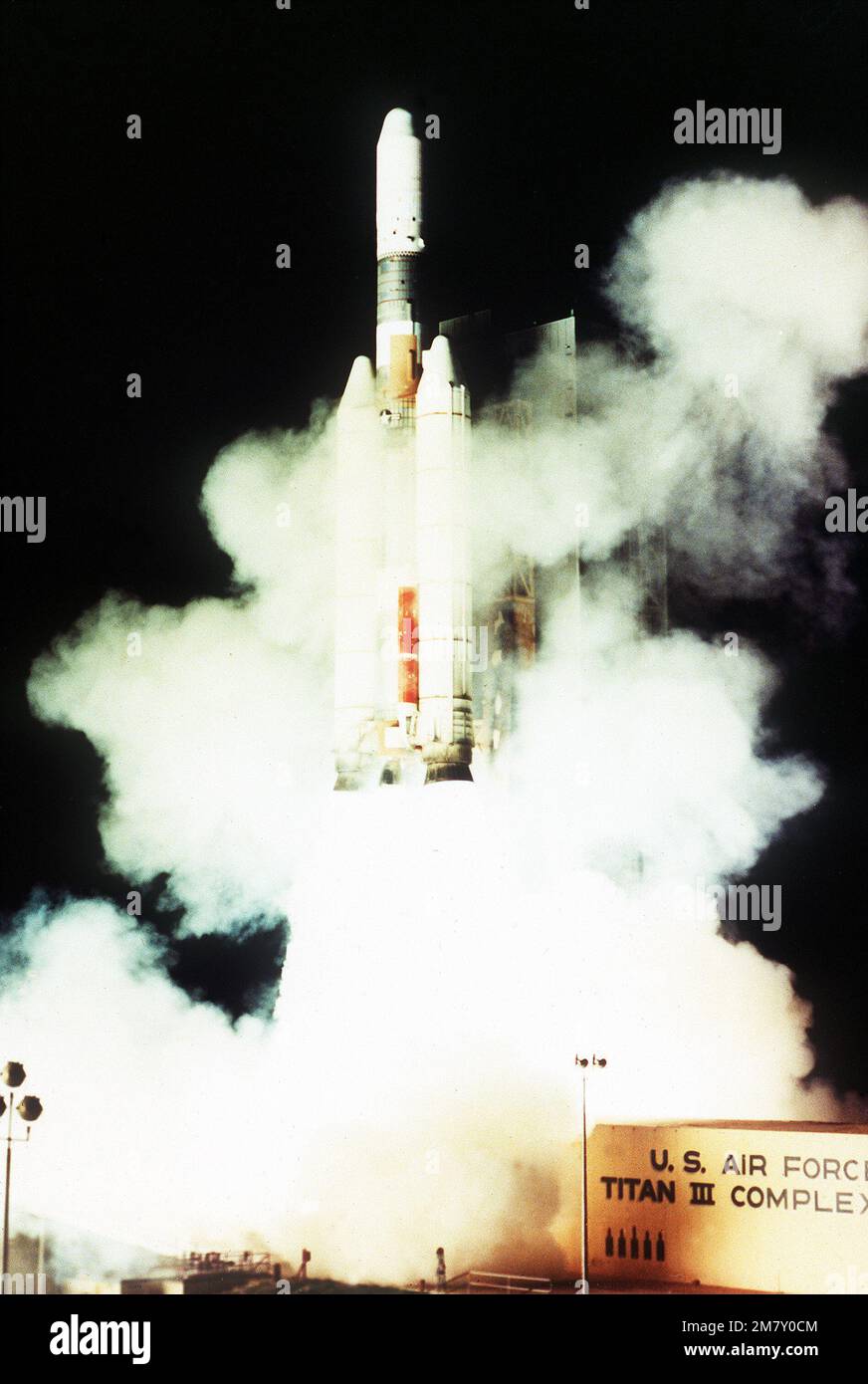 Un système de communication par satellite de défense Comsat DS-CS II est lancé à bord d'un véhicule de lancement Titan III-C du complexe 40. Base: Kennedy Space Center État: Floride (FL) pays: Etats-Unis d'Amérique (USA) Banque D'Images