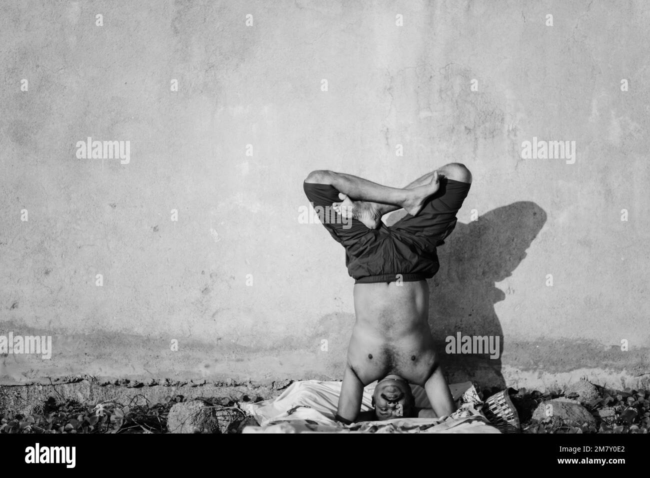 Posture de yoga sur le chevalet d'exécution de l'Indian Male Banque D'Images