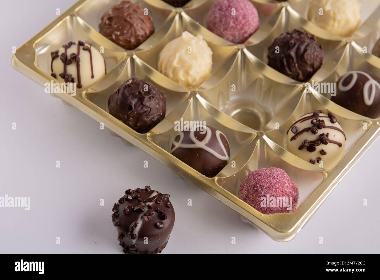 chocolats photo dans une boîte un bonbon se trouve à côté de la boîte Banque D'Images