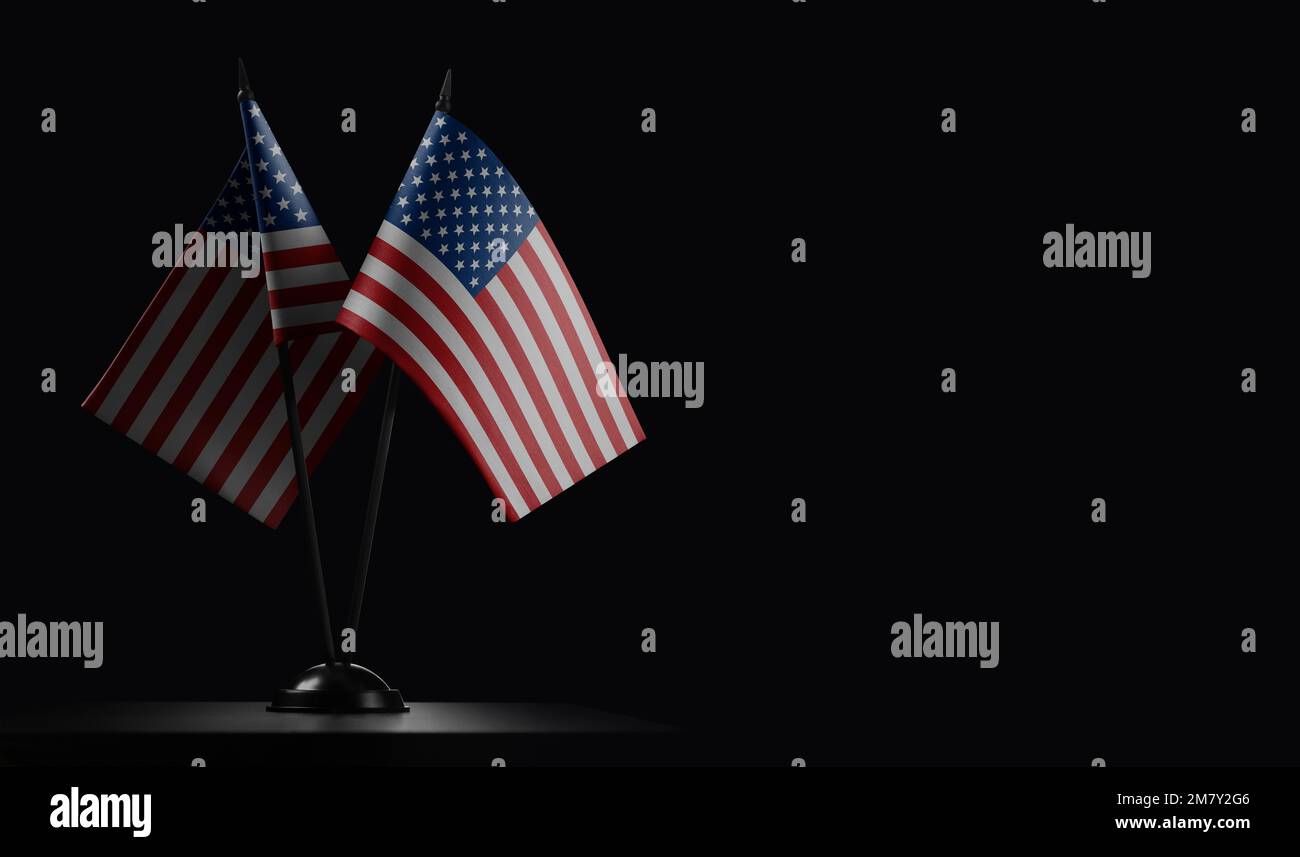 Petits drapeaux nationaux des États-Unis sur fond noir. Banque D'Images