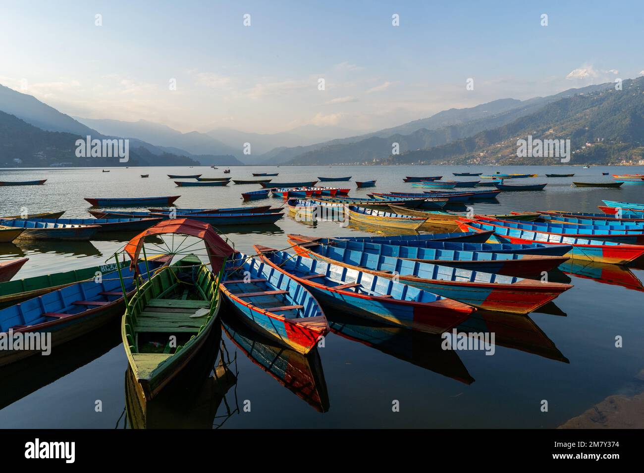 Pokhara, Népal ; 4th décembre 2022 ; Bateaux multicolores au lac Phewa Banque D'Images