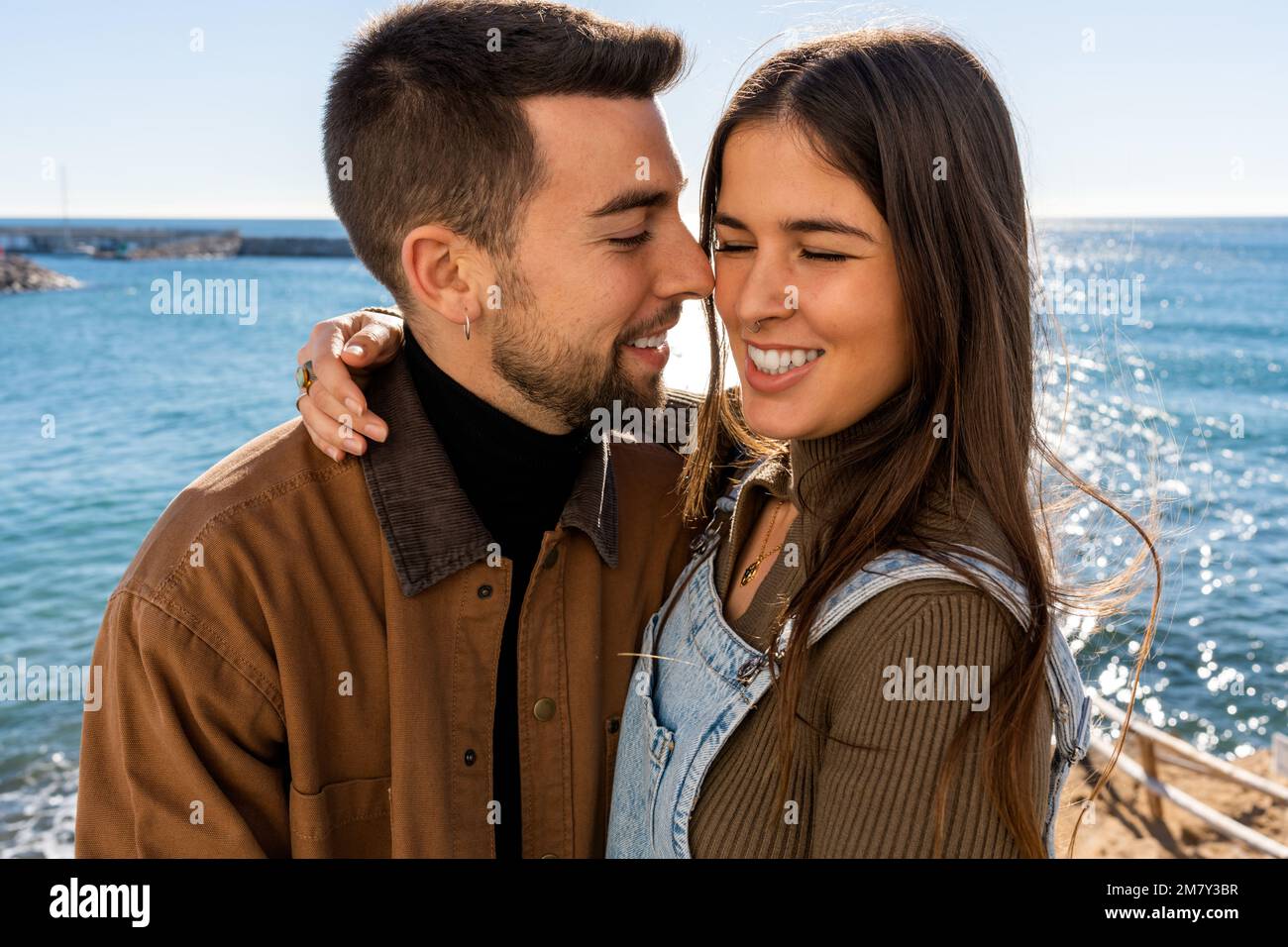 les jeunes amoureux embrassent la saint-valentin devant un paysage marin pendant une journée ensoleillée Banque D'Images