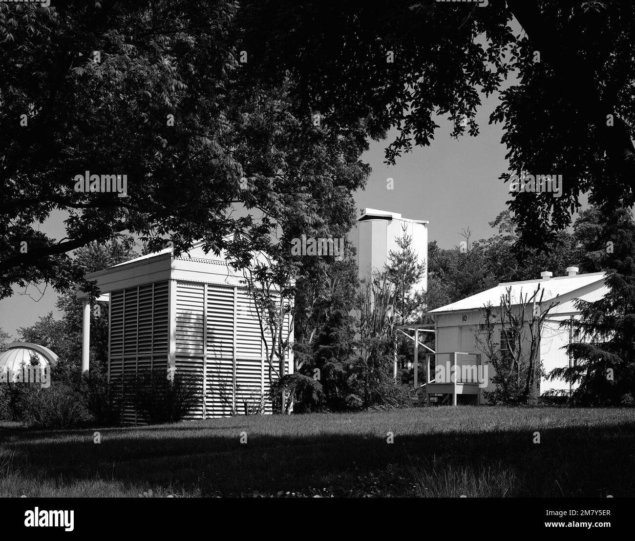 Vue de gauche à droite du dôme Astrographe double de huit pouces (B-87), du tube de Zenith photographique de huit pouces (PZT), du bâtiment PZT de 26 pouces (B-90) et du bâtiment Astrolabe (B-10). Vue vers le sud-est. Base : Observatoire naval, Washington État : District de Columbia (DC) pays : Etats-Unis d'Amérique (USA) Banque D'Images