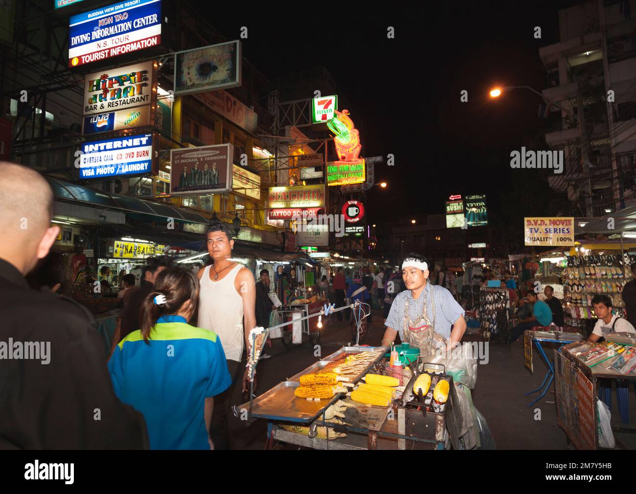 Bangkok, Thaïlande. 12 août 2009. Touristes parmi les magasins et les vendeurs de rue dans la rue Khao San, Bangkok Banque D'Images