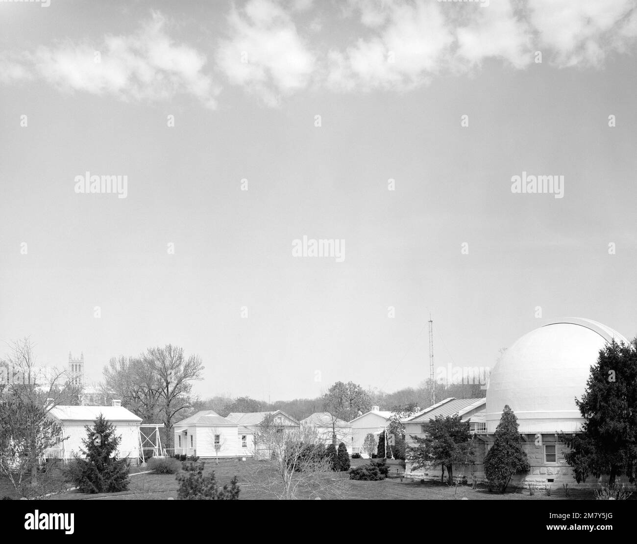 Vue sur le dôme du télescope de 26 pouces (à gauche) et les maisons du télescope du cercle de transit, en regardant vers le nord-ouest. Base : Observatoire naval, Washington État : District de Columbia (DC) pays : Etats-Unis d'Amérique (USA) Banque D'Images