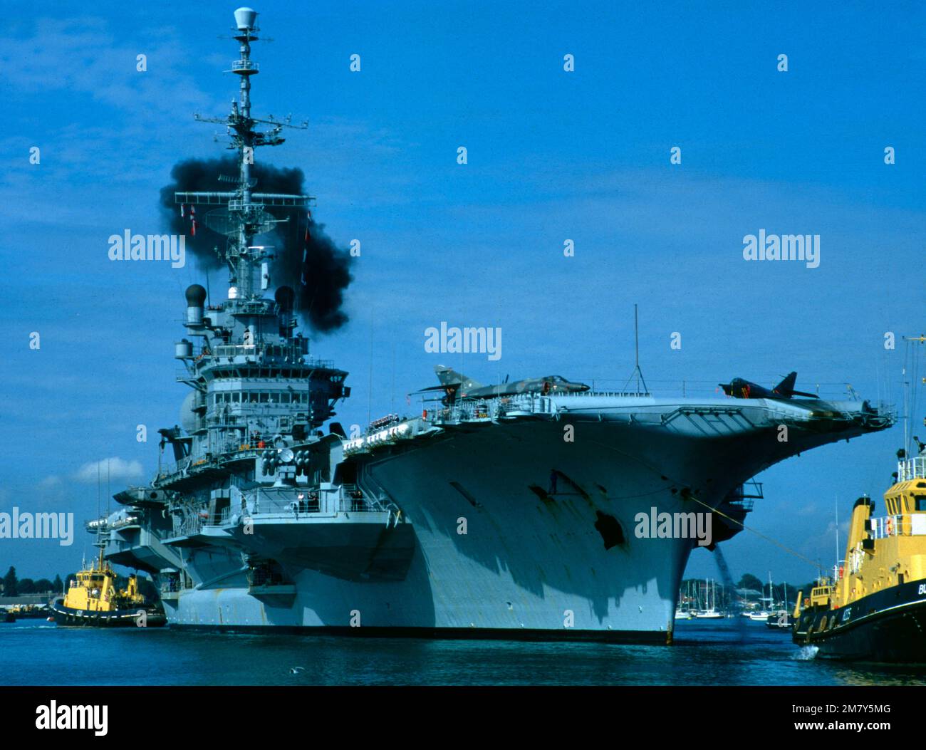 FRANCE MARINE - INSIGNE PORTE-AVIONS ARROMANCHES 1944 Fabrication Courtois Campagne Indochine