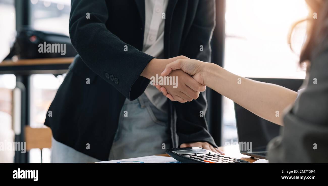 Business people shaking hands, réunion de finition Banque D'Images