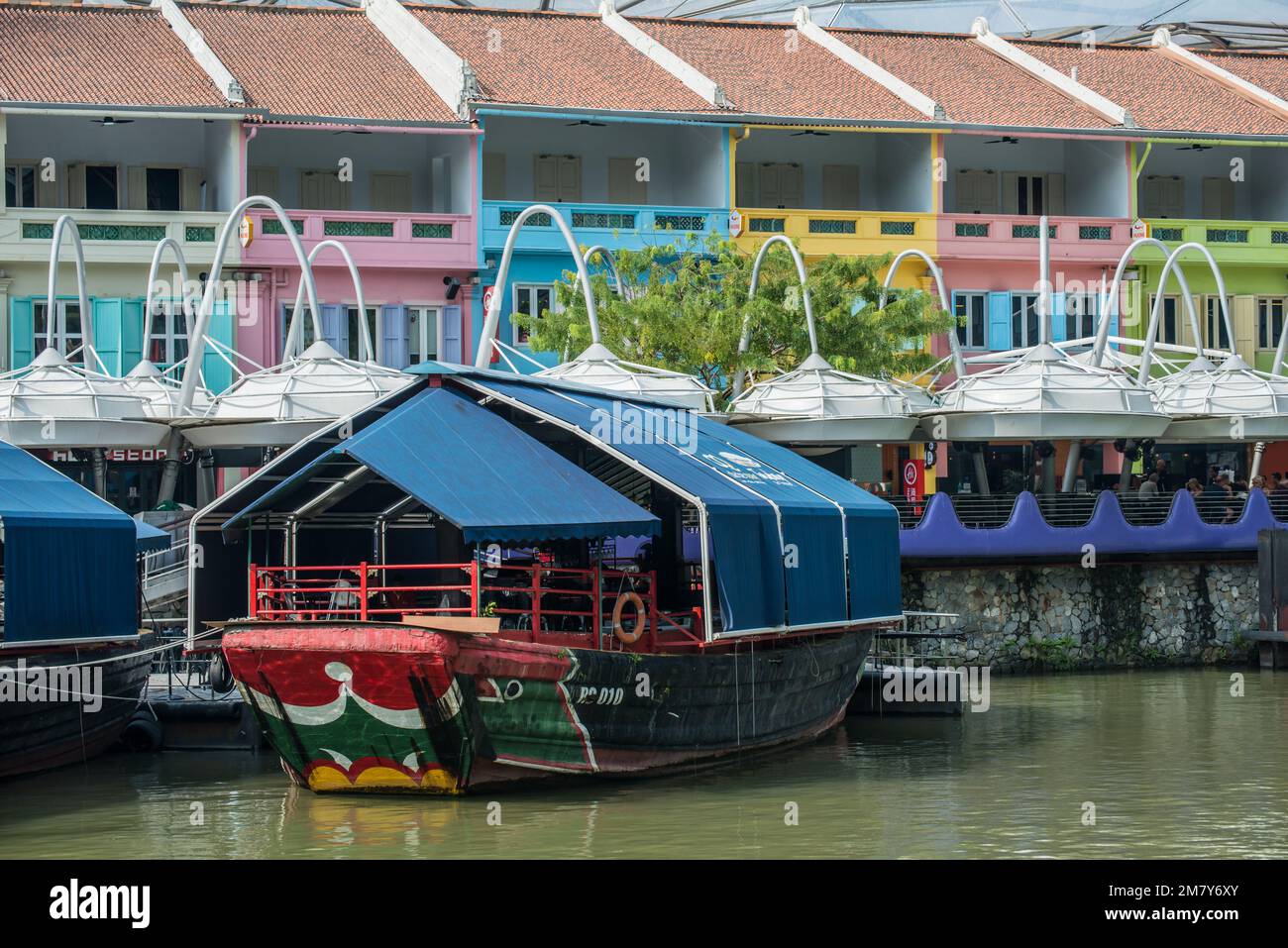 Un vieux bateau-restaurant en bois coloré à Clarke Quay sur la rivière Singapour, Singapour, Asie Banque D'Images