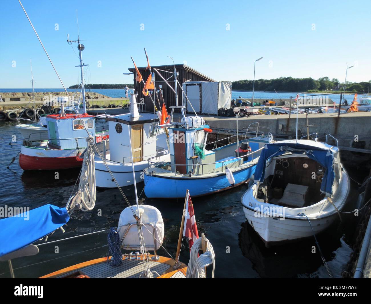 jolis petits bateaux de pêche colorés dans un port Banque D'Images