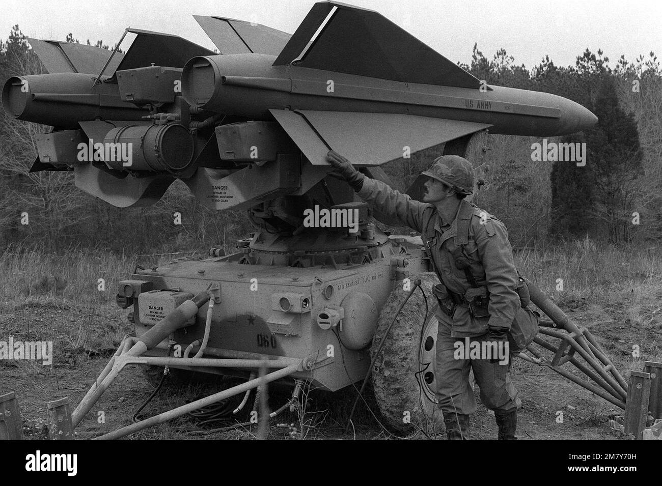 LE sergent D'ÉTAT-MAJOR Kenny Fowler de Battery D, 1st Bataillon, 7th Artillerie de défense aérienne, inspecte un missile Hawk inerte amélioré pendant l'exercice EAGLE STRIKE III Base: Fort Campbell État: Kentucky (KY) pays: États-Unis d'Amérique (USA) Banque D'Images