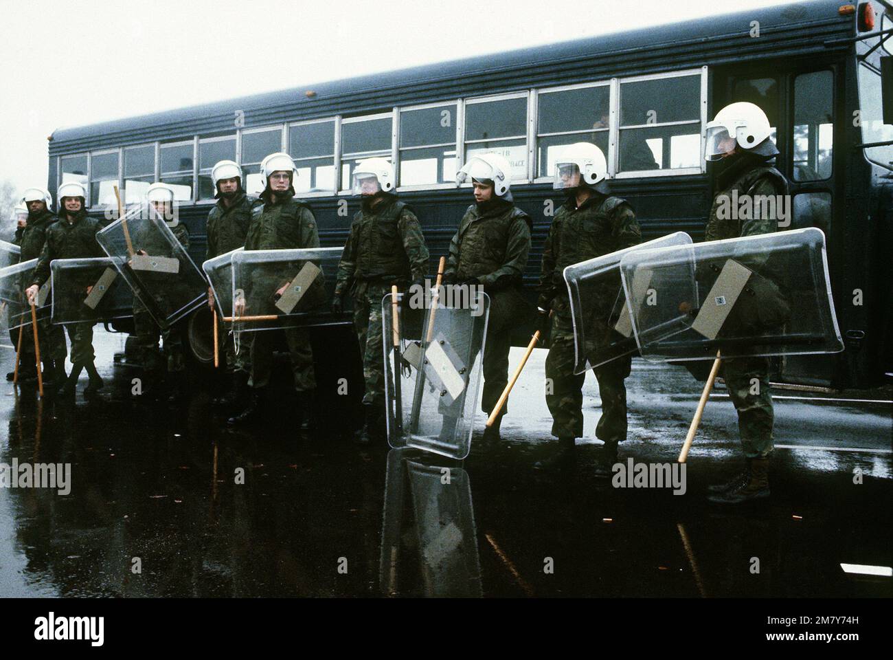 Les membres de l'équipe de gestion de l'affrontement tactique de l'aile aérienne 435th, équipés d'armures corporelles et de casques anti-émeute, se préparent à protéger la base lors d'une manifestation prévue contre la décision de l'OTAN de déployer des missiles Pershing II et des missiles de croisière en Europe occidentale. Base: Rhein-main Air base pays: Deutschland / Allemagne (DEU) Banque D'Images