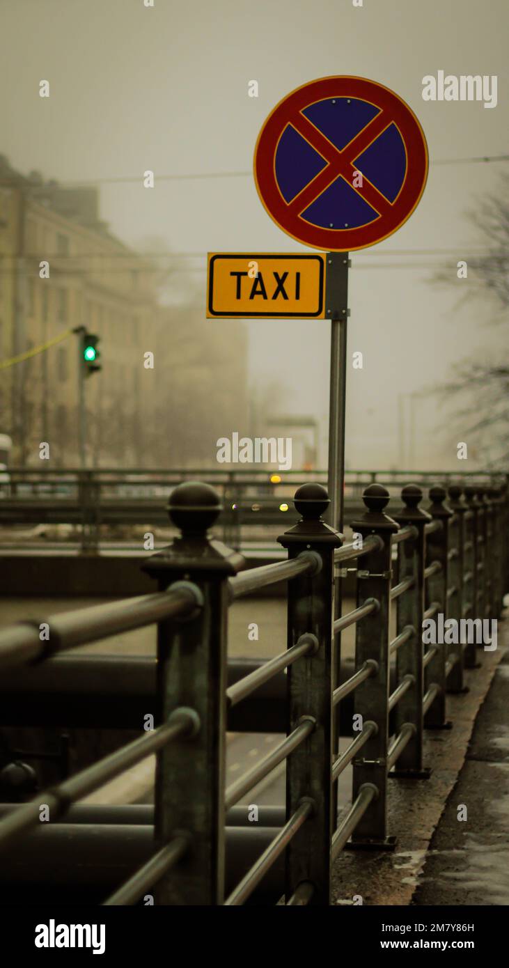 Un arrêt de taxi dans un paysage brumeux et cinématographique - papier peint parfait Banque D'Images