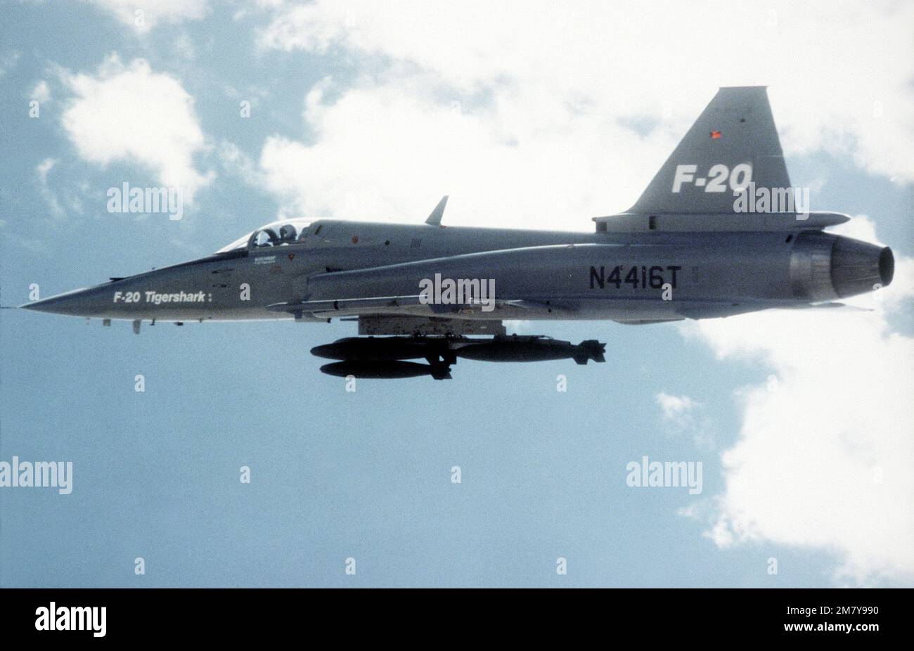 Vue aérienne à gauche d'un Tigershar F-20 de Northrop armé de bombes et d'un missile SIDEWINDER AIM-9 au cours d'une démonstration. Base: Edwards Air Force base État: Californie (CA) pays: États-Unis d'Amérique (USA) Banque D'Images