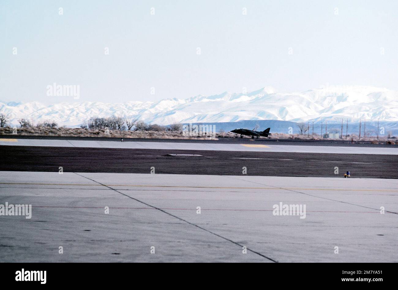 Vue d'un aéronef de type Harrier AV-8B de l'escadron d'attaque de lumière marine 231 (VMA-231) qui prend son envol pendant les opérations de vol. Base: Naval Air Station, Fallon État: Nevada (NV) pays: Etats-Unis d'Amérique (USA) Banque D'Images