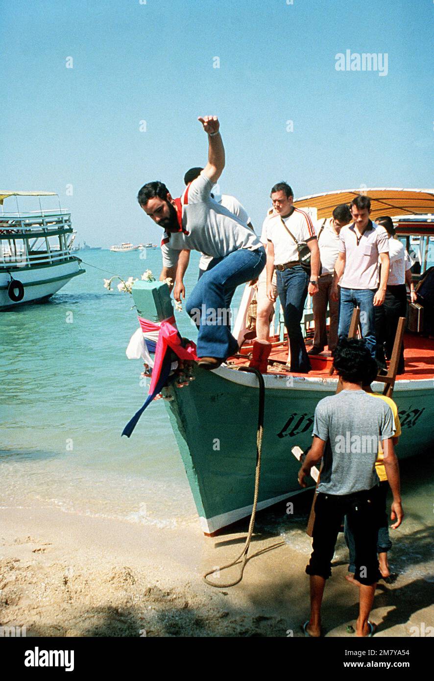 Un petit bateau transporte les marins de la septième flotte de leur navire à la rive pendant un appel au port. Base: Pattaya Beach pays: Thaïlande (THA) Banque D'Images