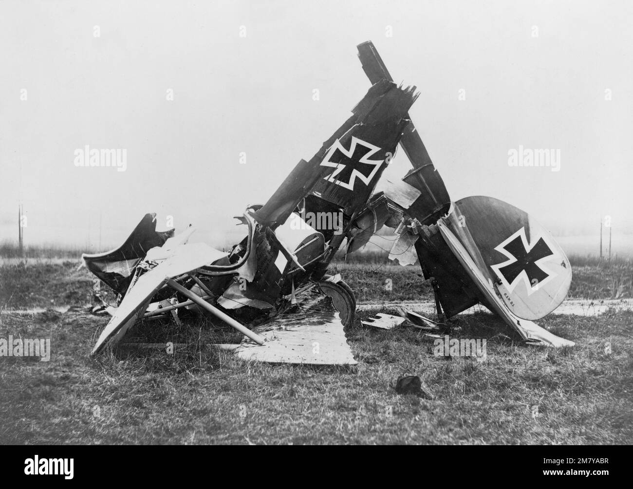 Photo vintage vers 1917 d'un avion de chasse allemand Albatross D. III à siège unique s'est écrasé sur le front occidental en France pendant la première guerre mondiale Banque D'Images