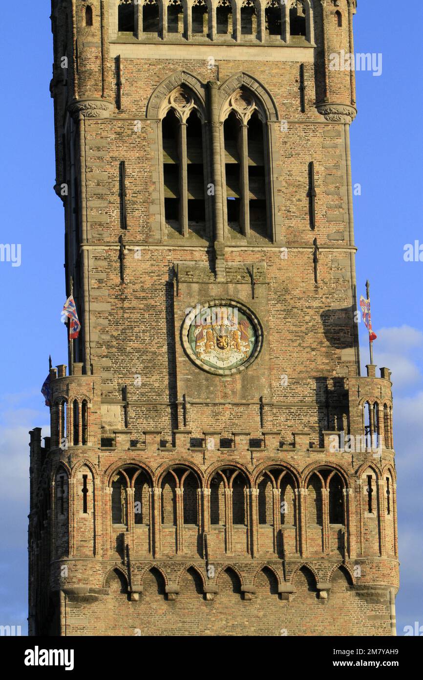 Armoiries du royaume de Belgique sur le Beffroi de Bruges. Vue depuis la Grand-place. Bruges. Belgique. Europe. Banque D'Images