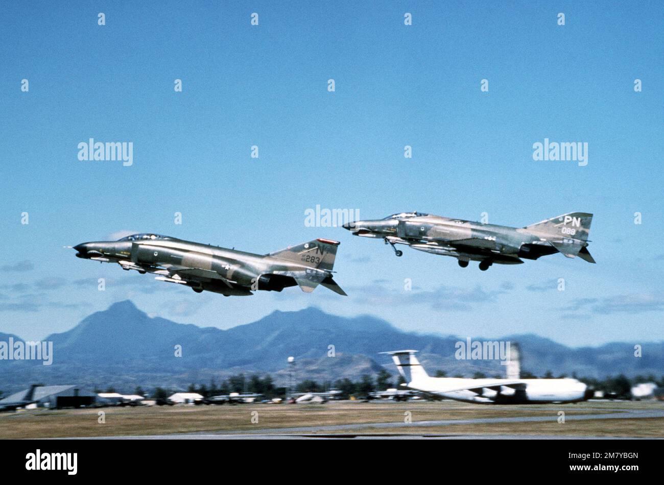 Vue d'un F-4G (avant) et d'un F-4E Phantom II depuis la troisième aile de combat tactique, Clark Air base, RP, au moment du décollage. Pays : inconnu Banque D'Images