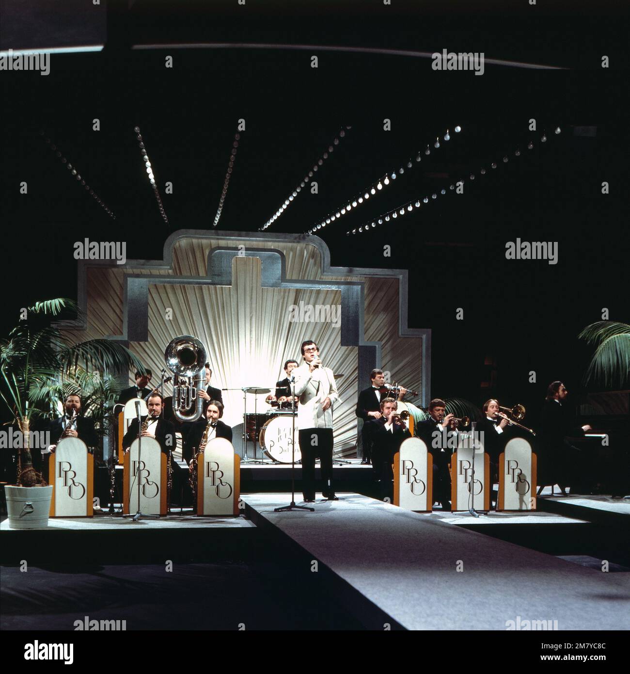 Sylvester-Show 1975, Unterhaltungsshow zum Jahreswechsel, Deutschland 1975, Mitwirkende: Pasadena Roof Orchestra mit Sänger John Pazz Parry Banque D'Images