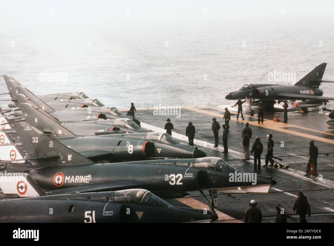 Un groupe d'avions Super Entendard ligne le pont arrière du porte-avions français FOCH (R-99). Le FOCH est déployé au large des côtes du Liban. Pays: Mer méditerranée (MED) Banque D'Images