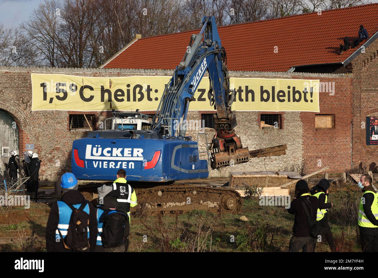 Erkelenz, Allemagne. 11th janvier 2023. Une pelle hydraulique est utilisée pour le défrichement de Lützerath. La société d'énergie RWE veut fouiller le charbon situé sous Lützerath - à cette fin, le hameau sur le territoire de la ville d'Erkelenz à la mine de lignite opencast Garzweiler II doit être démoli. Credit: Rolf Vennenbernd/dpa/Alay Live News Banque D'Images