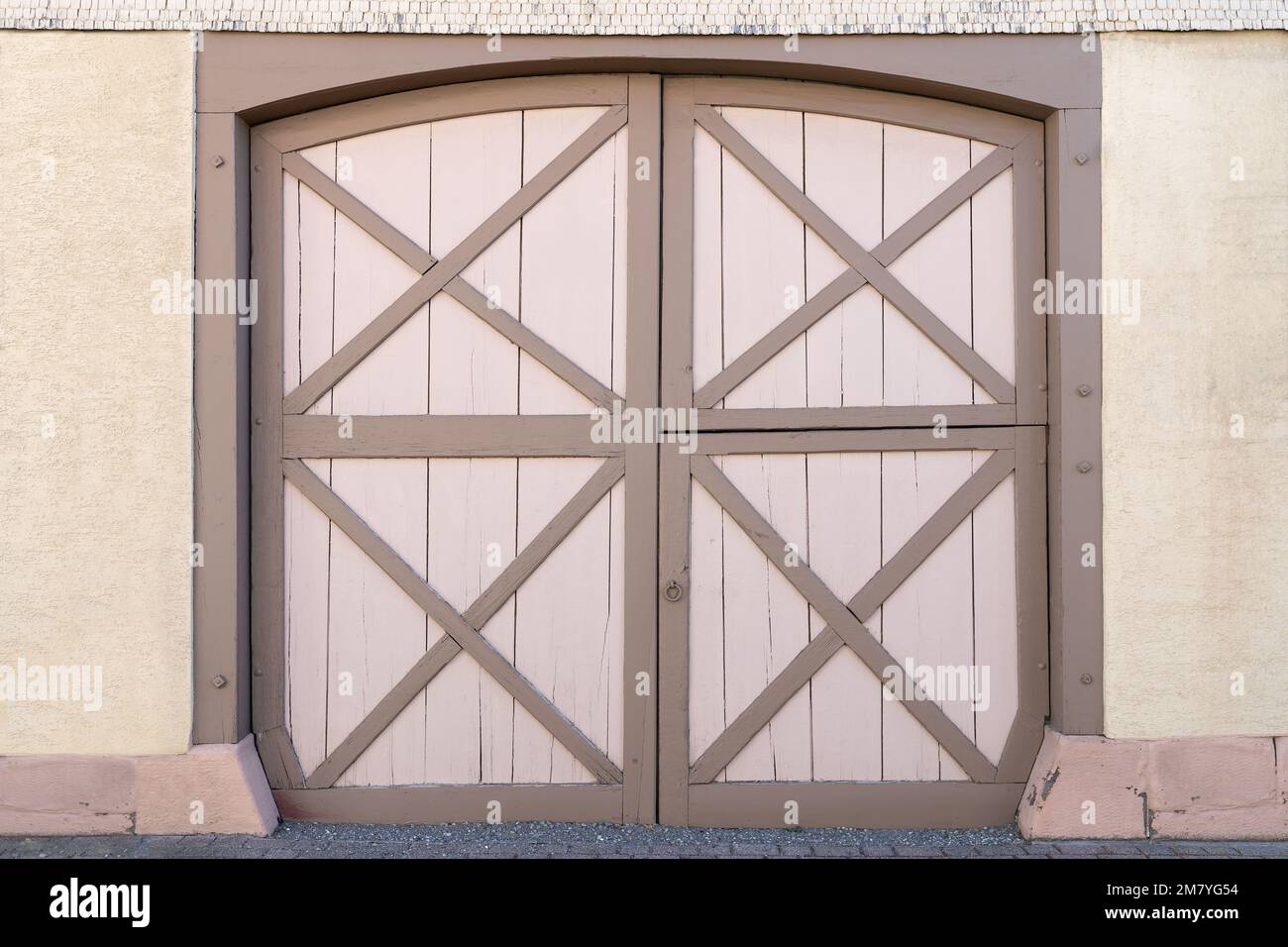 Grande ancienne porte de grange avec motif de planches croisées Banque D'Images