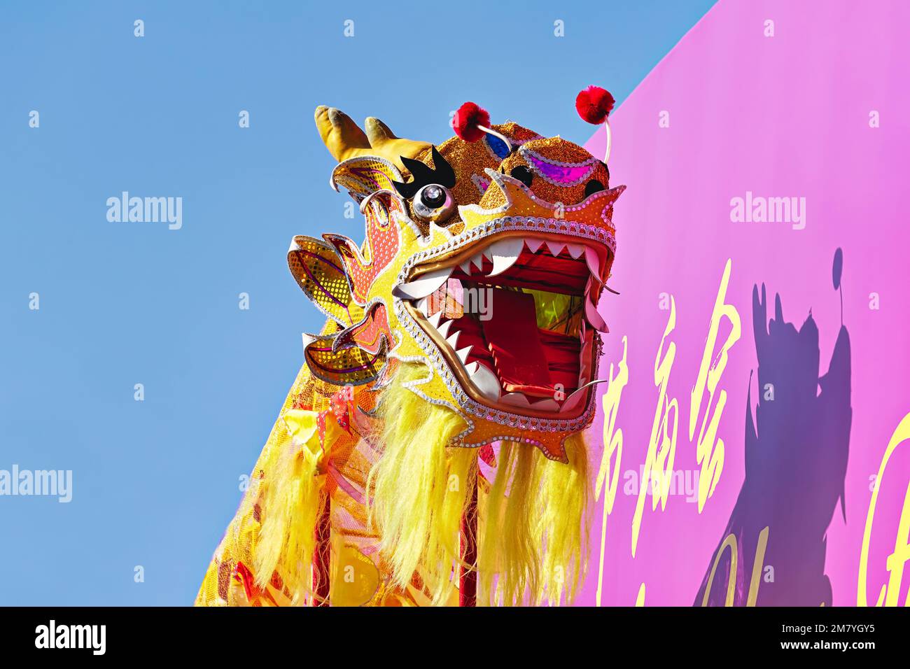 Dirigez le dragon chinois doré contre le ciel bleu pendant la célébration du nouvel an chinois, vue sous angle Banque D'Images