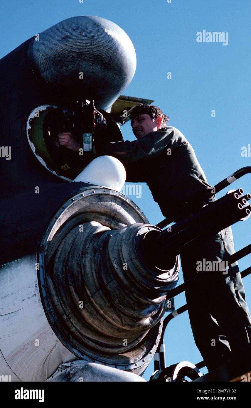 L'entretien est effectué sur un pistolet à queue contrôlé par radar B-52H Stratofortress, afin d'en assurer l'efficacité opérationnelle. État: Nevada (NV) pays: Etats-Unis d'Amérique (USA) Banque D'Images