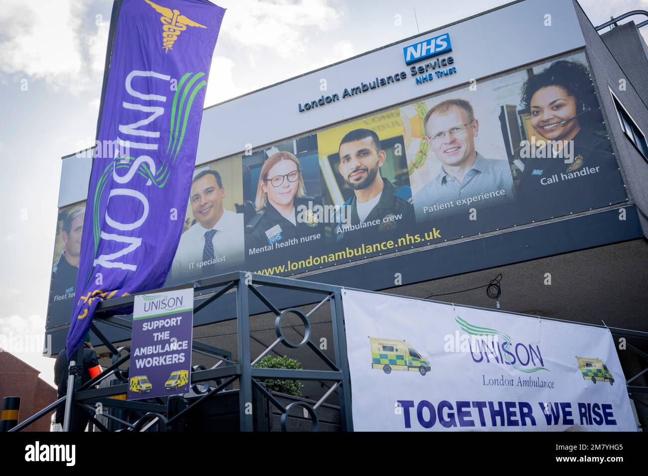 Les ambulanciers du NHS (National Health Service), avec le syndicat Unison, entreposez une autre grève d'une journée sur une ligne de piquetage devant le siège du London Ambulance Service à Waterloo, le 11th janvier 2023, à Londres, en Angleterre. Vingt mille travailleurs sont sortis en Angleterre et au pays de Galles aujourd'hui, mais continueront à répondre aux appels d'urgence mettant la vie en danger. Banque D'Images