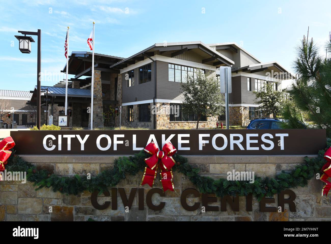 LAKE FOREST, CALIFORNIE - 8 JANVIER 2023 : panneau ville de Lake Forest au centre civique, décoré pour les vacances. Banque D'Images