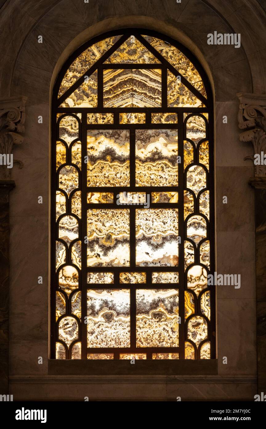 Rome. Italie. Basilique Saint-Paul à l'extérieur des murs (Basilique papale di San Paolo fuori le Mura). Fenêtre en albâtre. Banque D'Images