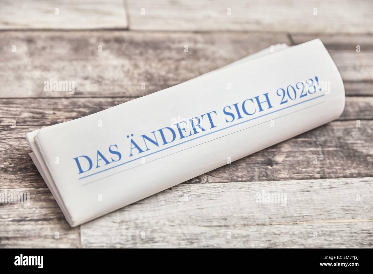 DAS ändert sich 2023! (Allemand pour: Qui changera en 2023) est écrit sur la première page d'un journal plié sur une table en bois Banque D'Images