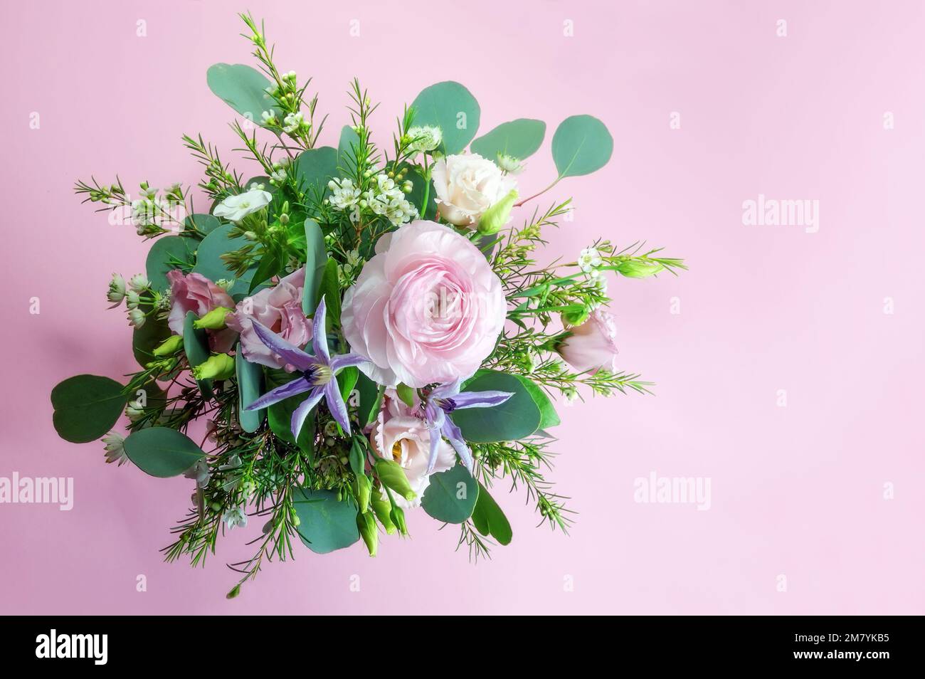 Bouquet de fleurs d'en haut sur fond rose avec espace pour la copie, carte de vœux féminine pour la Saint-Valentin, fête des mères, mariage ou anniversaire, copie Banque D'Images