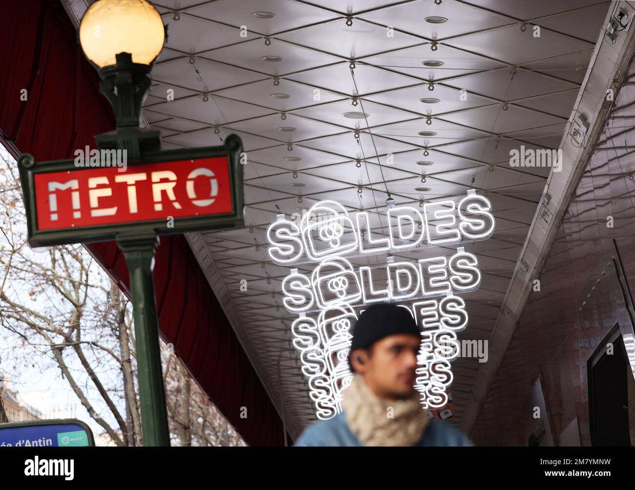 Paris, le 11 janvier. 7th févr. 2023. Un homme passe devant les affiches promotionnelles le premier jour des ventes hivernales à Paris, en France, le 11 janvier 2023. Les ventes d'hiver en France pour 2023 ont débuté mercredi et se feront jusqu'au 7 février 2023. Credit: Gao Jing/Xinhua/Alamy Live News Banque D'Images