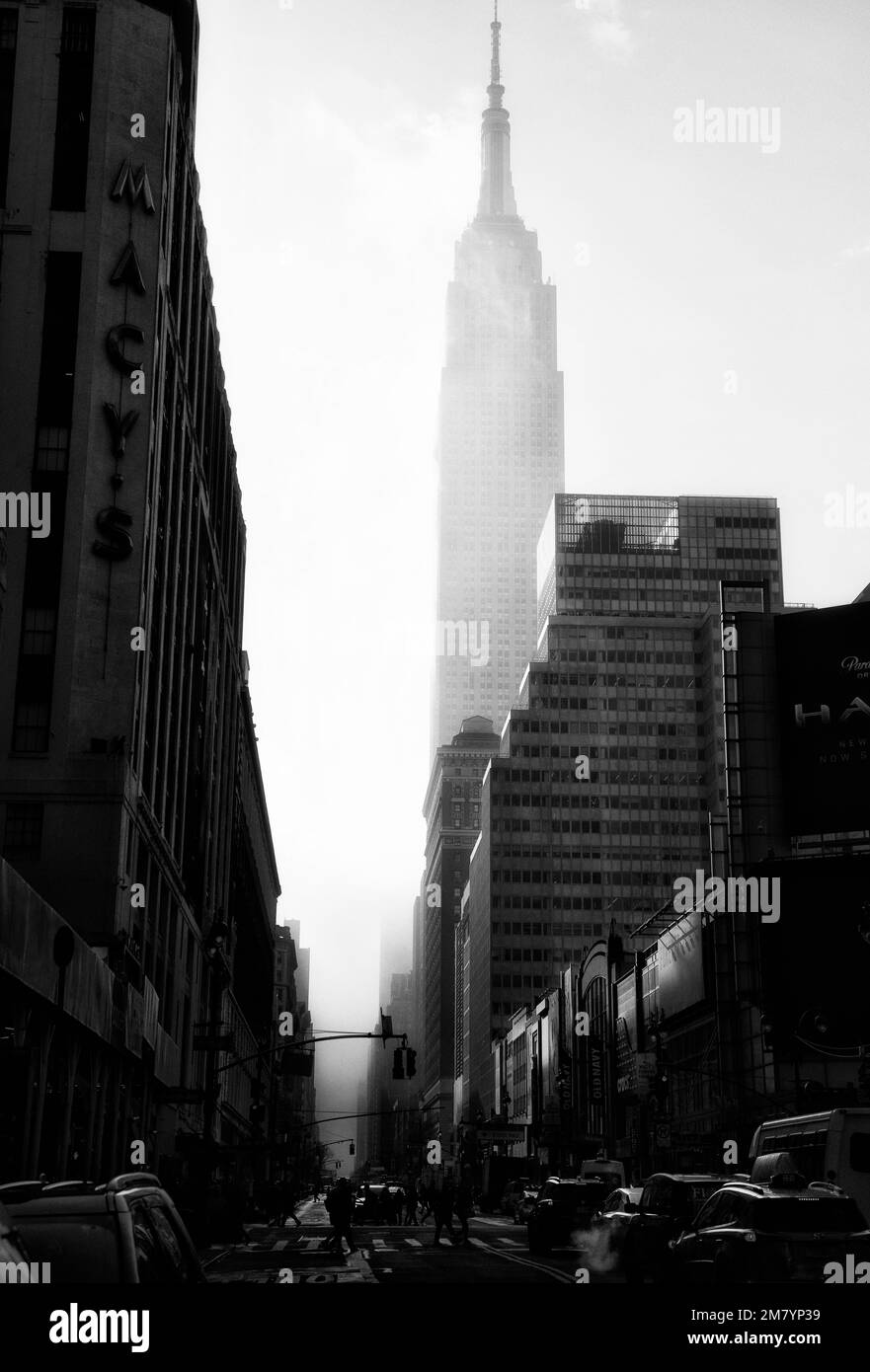 Vue imprenable sur l'Empire State Building sur 34th Street, Midtown Manhattan, New York, Etats-Unis Banque D'Images