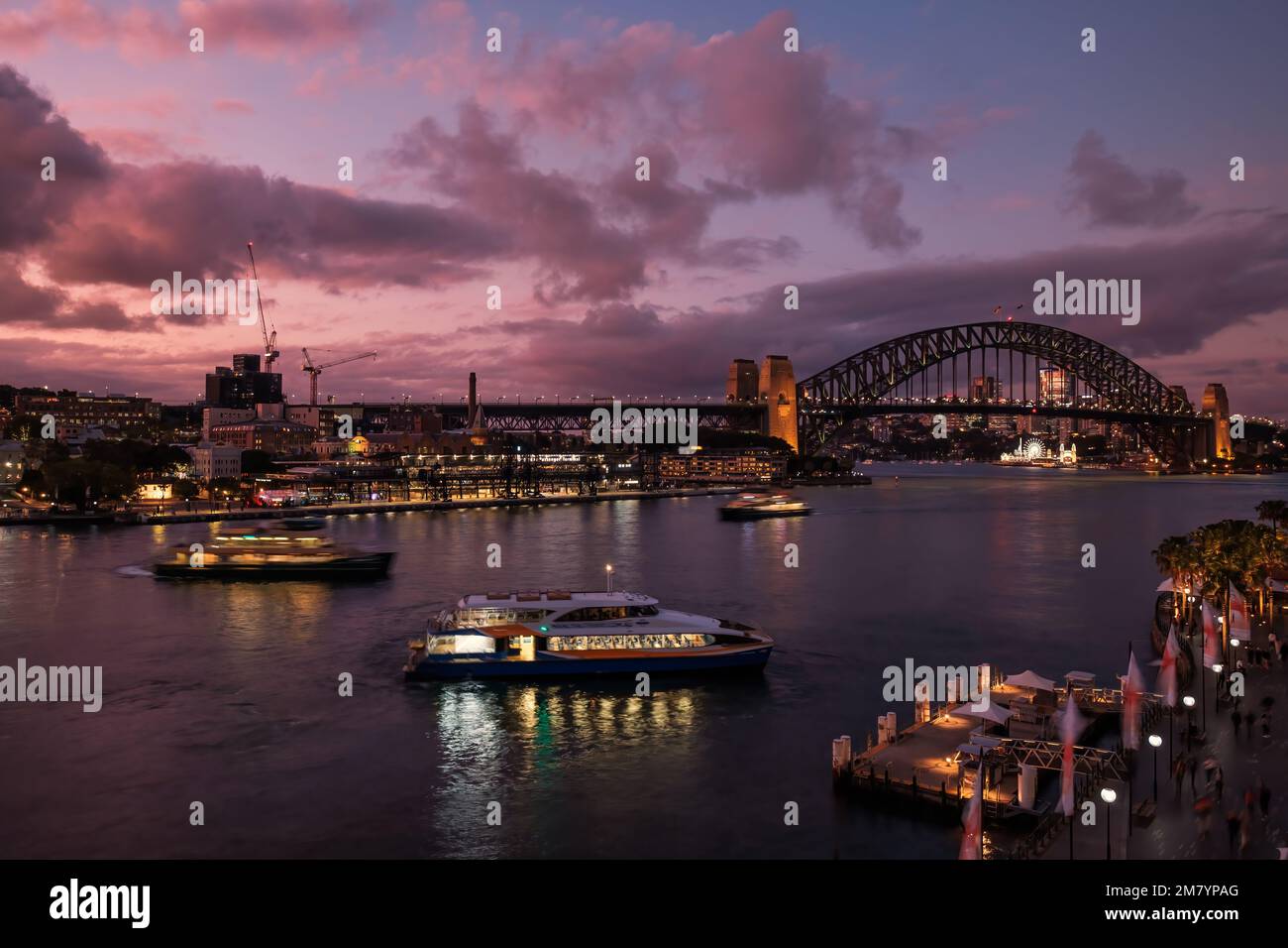 Circular Quay, Sydney, Australie - 6th décembre 2022 : coucher de soleil sur le pont du port de Sydney à l'arrivée et au départ des ferries de Circular Quay Banque D'Images