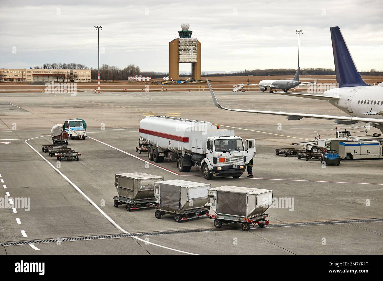 Camions à réservoir de carburant à un aéroport avec carburant à réaction Banque D'Images