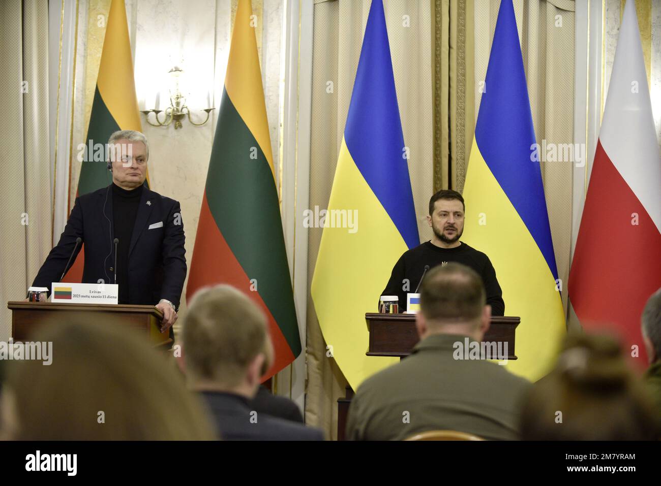 LVIV (UKRAINE) - le 11 JANVIER 2023 - le Président de la République de Lituanie Gitanas Nauseda (L) et le Président de l'Ukraine Volodymyr Zelenskyy assistent à une conférence de presse à la suite du Sommet du triangle de Lublin de 2nd à Lviv, dans l'ouest de l'Ukraine. Banque D'Images