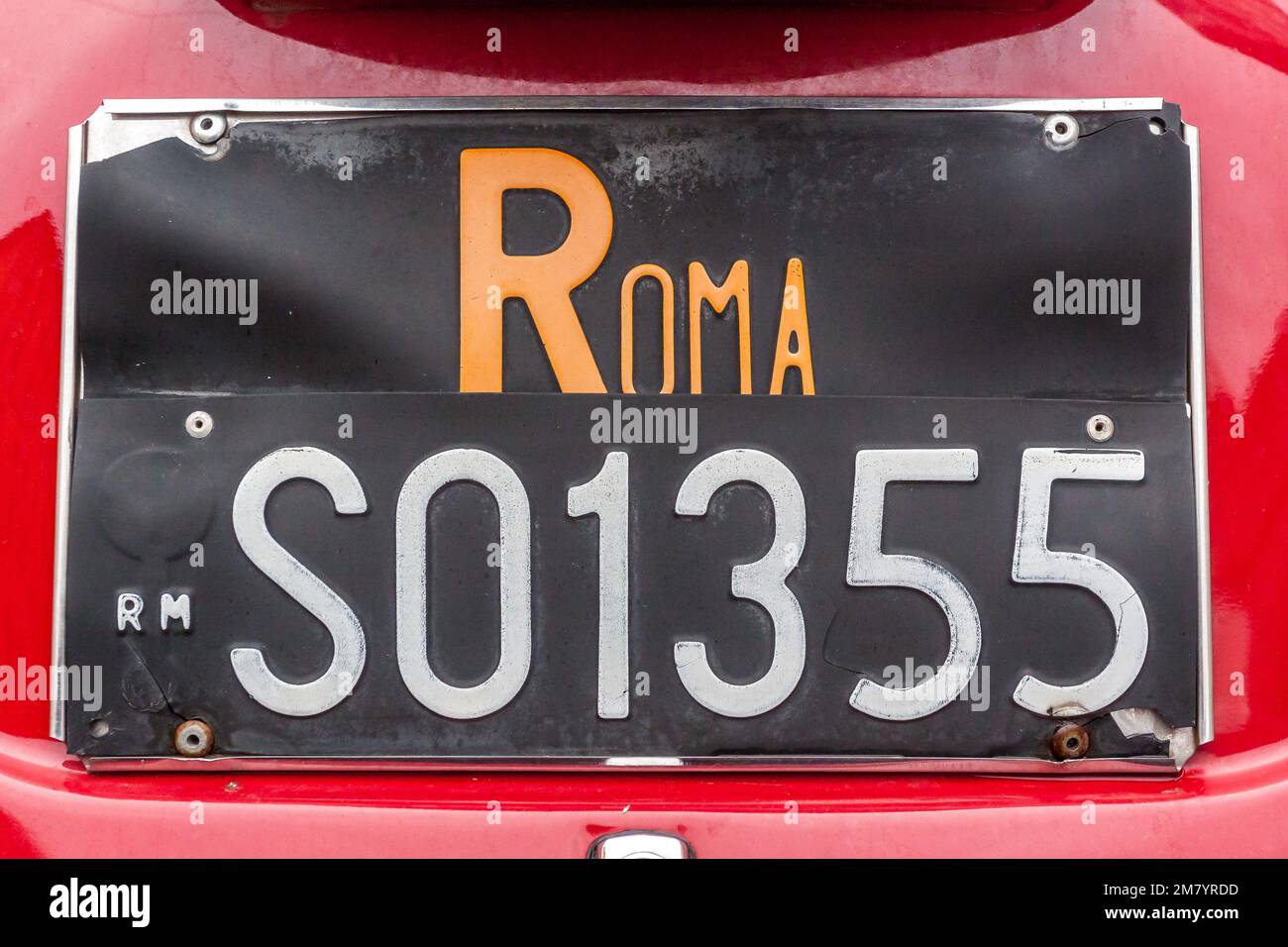 ANCIENNE PLAQUE D'IMMATRICULATION ROMAINE SUR UNE VOITURE, AUTOMOBILE, TRADITIONS, PHOTO ITALIENNE TYPIQUE, ROME, ITALIE Banque D'Images