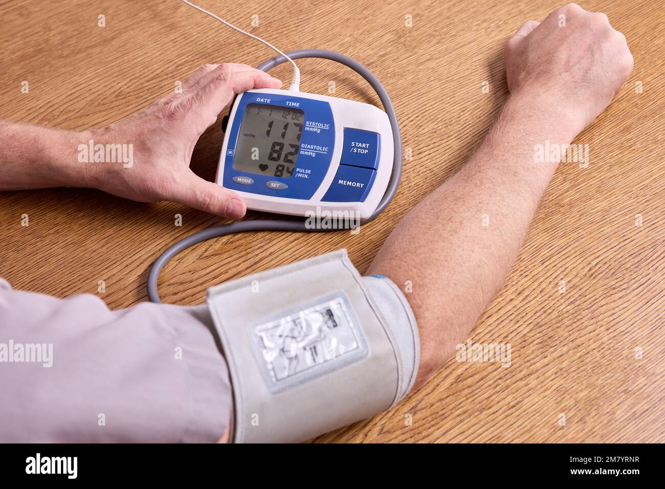 Utilisation d'un tonomètre électronique pour mesurer la pression artérielle. Banque D'Images