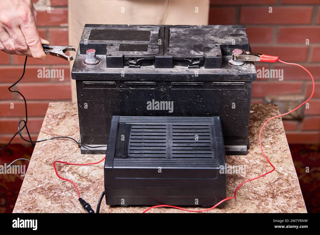 À l'aide d'un chargeur de batterie de voiture à la maison, connectez une pince  crocodile aux contacts de la batterie Photo Stock - Alamy