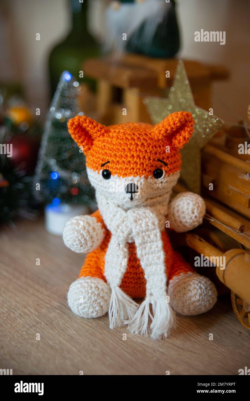 Petit renard en crochet fait main avec foulard en hiver avec décorations de  Noël Photo Stock - Alamy