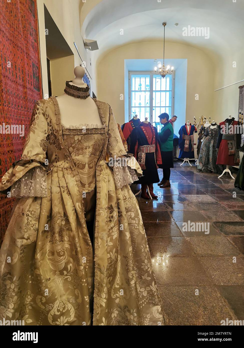 Vilnius, Lituanie. 11th janvier 2023. Les gens visitent l'exposition de costumes traditionnels lituaniens et polonais à Vilnius, en Lituanie, le 11 janvier 2023. L'exposition, présentant les costumes traditionnels et les tapisseries des deux pays, a été organisée conjointement par les départements nationaux du patrimoine culturel de Lituanie et de Pologne. Credit: Xue Dongmei/Xinhua/Alamy Live News Banque D'Images