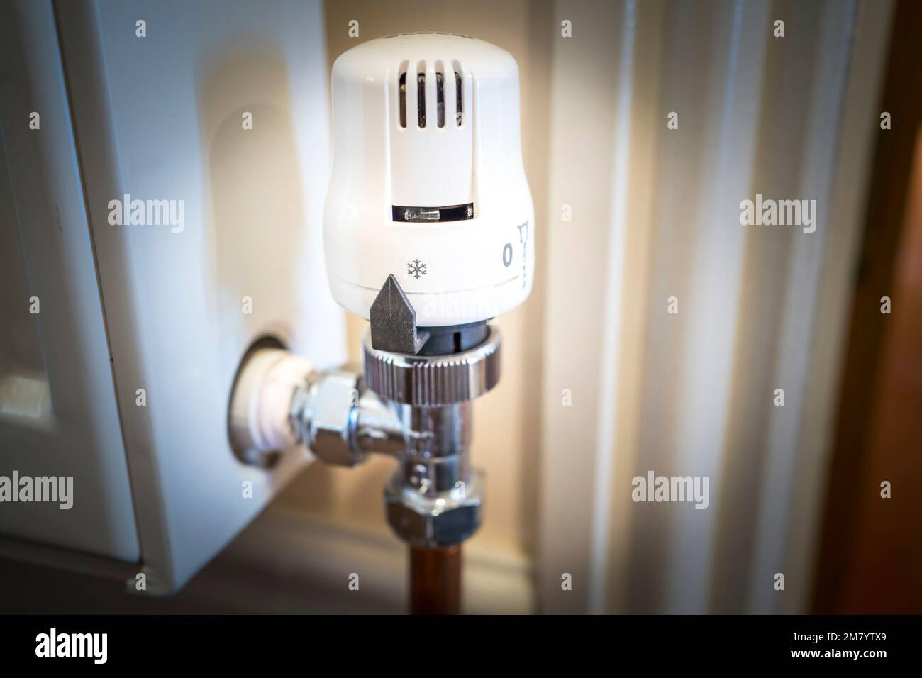 Gros plan d'un thermostat de radiateur à l'intérieur dans un immeuble résidentiel au Royaume-Uni, utilisé pour contrôler le chauffage et le réduire pendant la crise du coût de la vie. Banque D'Images