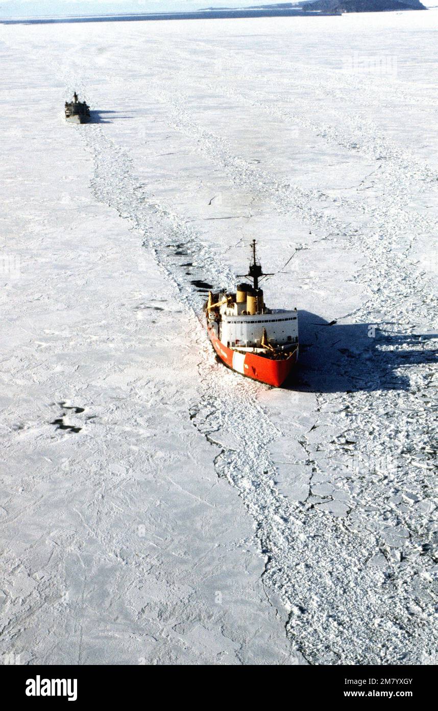 Une vue aérienne à tribord du brise-glace ancré de la US Coast Guard USCGC Polar STAR (WAGB 10) escortant le lubrificateur de transport USS MAUMEE (T-AOT 149) dans le port. État: McMurdo Sound pays: Antarctique (ATA) Banque D'Images