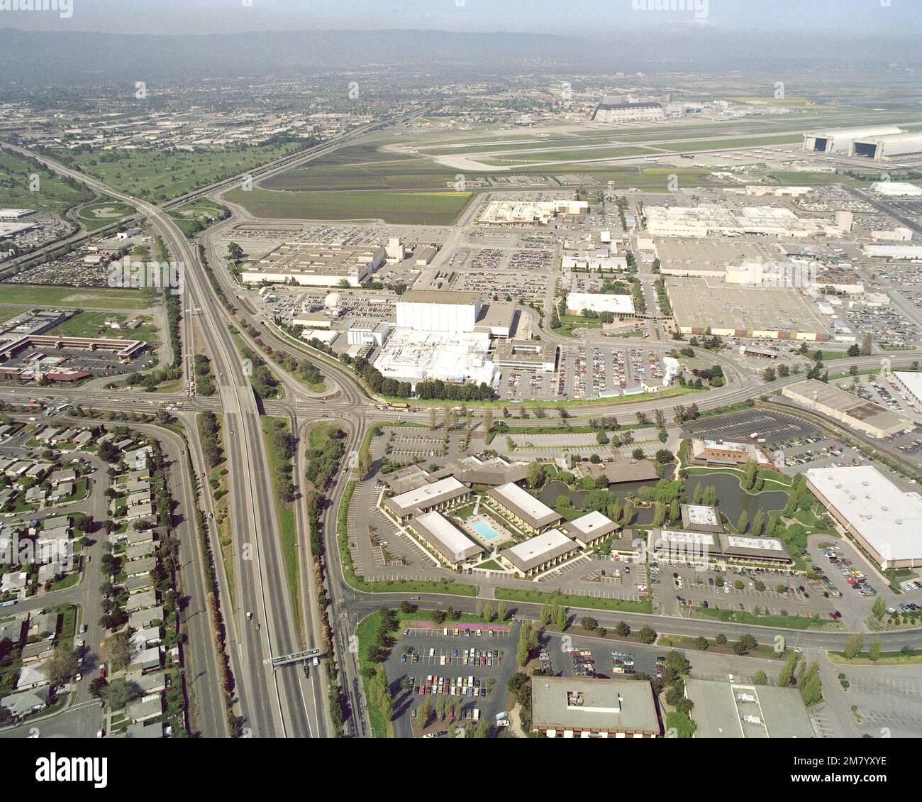 Vue aérienne de la base aérienne navale de Moffett Field, en regardant vers le nord, montrant les installations de Lockheed Corporation au premier plan. Base: Naval Air Station, Moffett Field État: Californie (CA) pays: Etats-Unis d'Amérique (USA) Banque D'Images