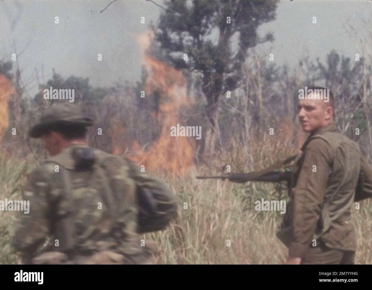 Les troupes américaines se déplacent dans la forêt, long Binh, Vietnam du Sud, 24 février 1969 dans ce screengrab pris d'une vidéo. REUTERS TV VIA REUTERS Banque D'Images